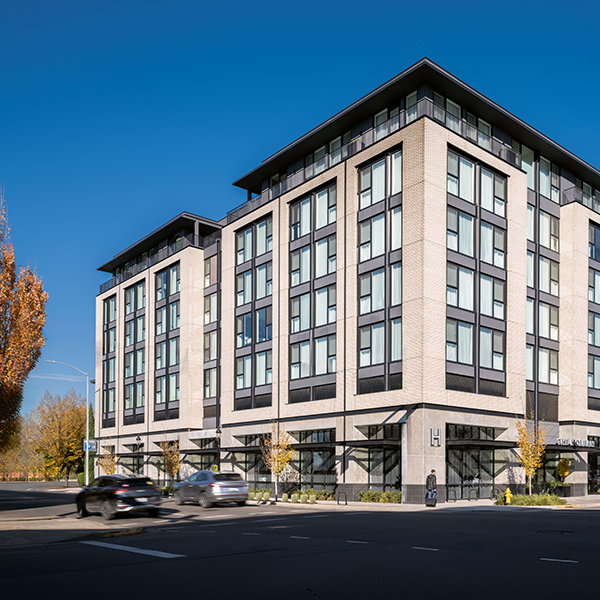 Holman-Riverfront-Park-Hotel-600×600